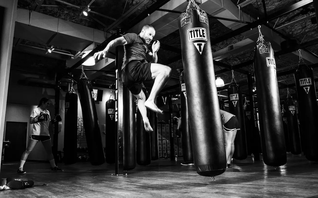 hombre entrenando con saco de boxeo