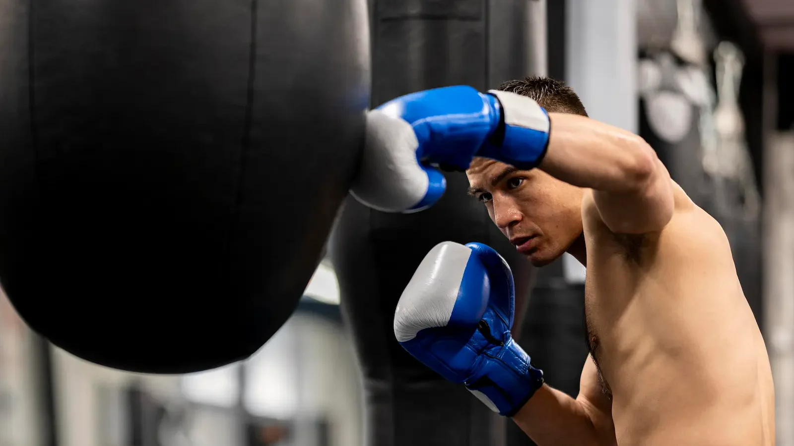 hombre entrenando con saco de velocidad