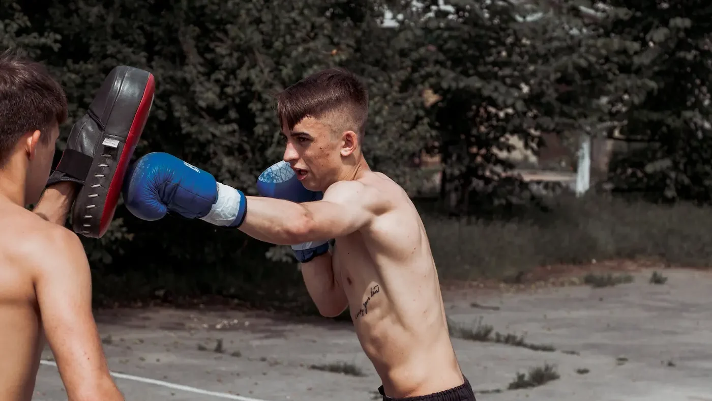 joven practicando jab de boxeo