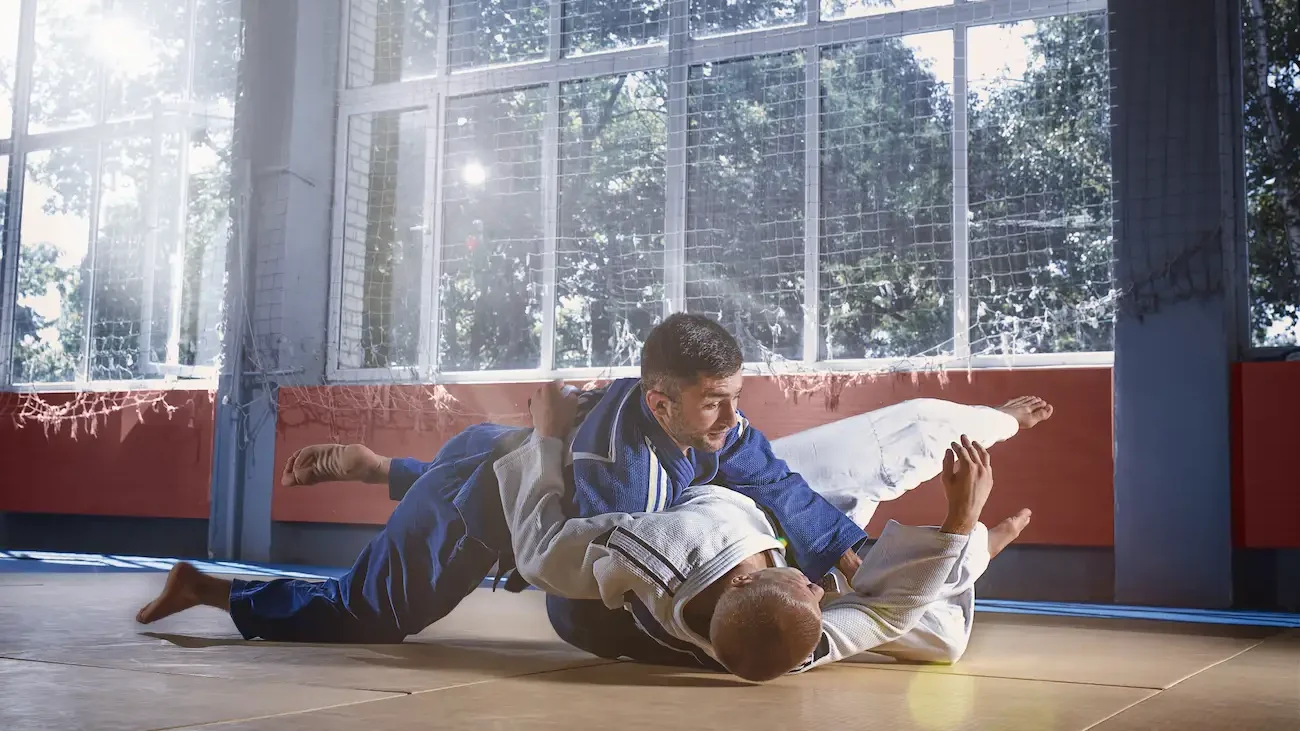 técnica de control en el suelo aikido