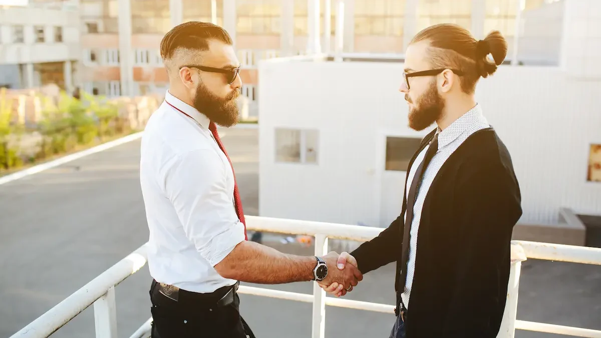 dos hombres dandose la mano