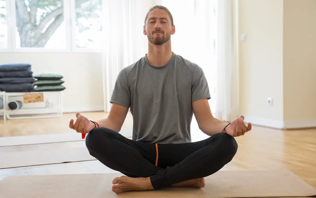 hombre haciendo yoga