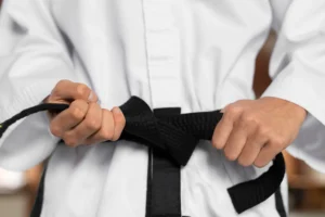 cómo atar el cinturón de taekwondo